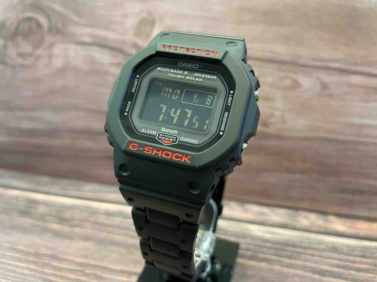 G-SHOCK】赤と黒の王道の組み合わせがカッコいい！【GW-B5600HR-1JF