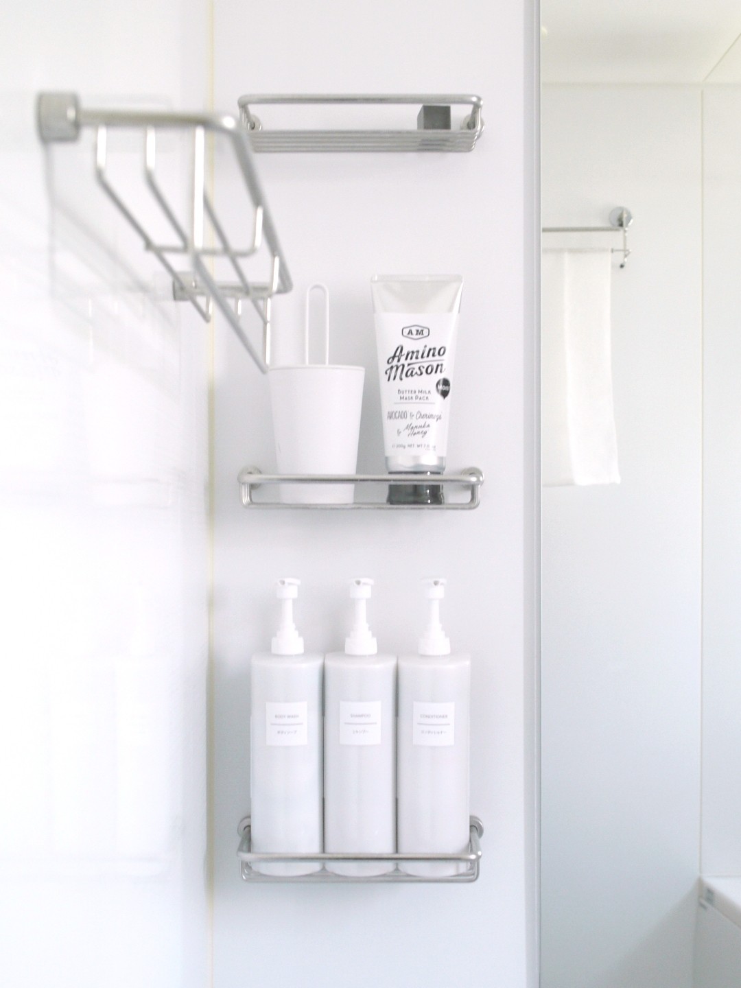 浴室ボトルに新発想！詰め替えストレスなしの真っ白スマートホルダー