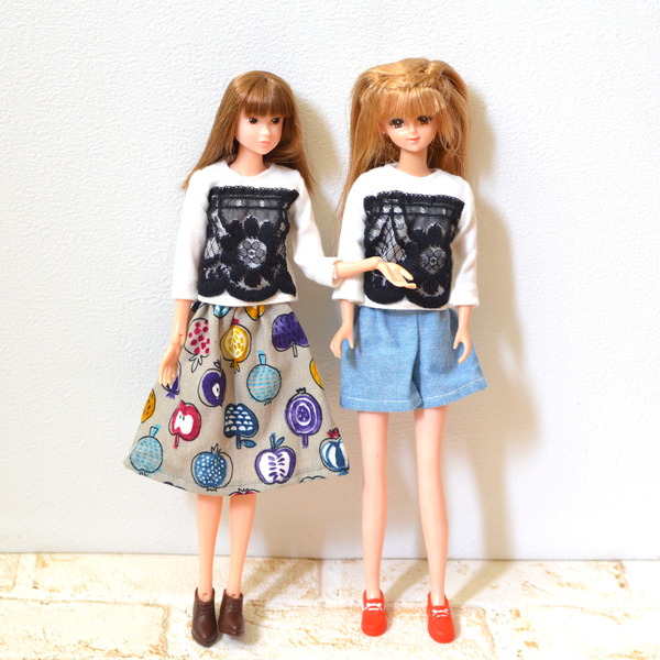 22cmドールサイズのTシャツなどを27cmドールサイズさんに着てもらい