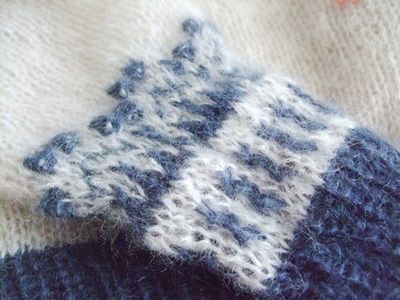 パリジェンヌの編みもの』より食器模様のロピ風セーター 編み途中