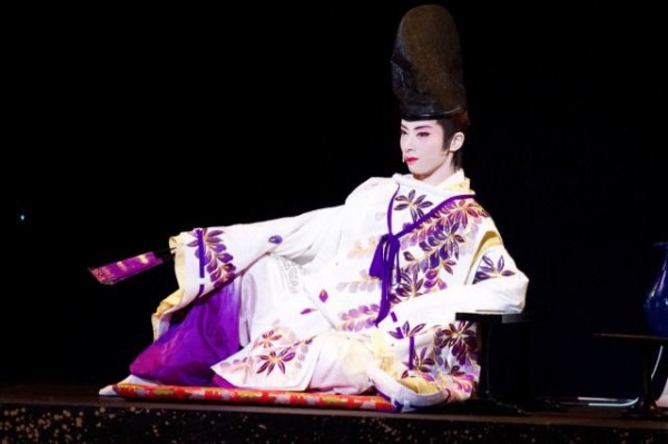 宝塚ならではの王朝絵巻と華やかなレビューで綴る花組公演『新源氏物語