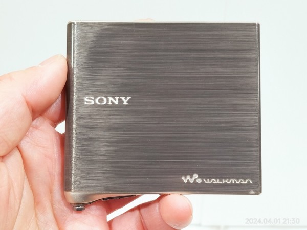2002/平成14/SONY/MD Walkman/MZ-E10/再生専用MDウォークマン/厚さ9.9