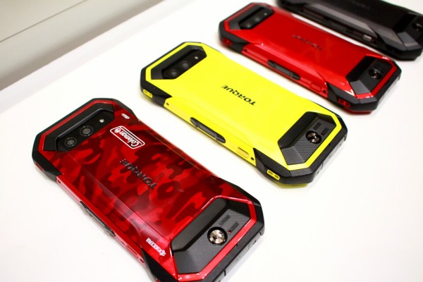 au向けタフネススマホ「TORQUE 5G KYG01」を写真と動画で紹介！Coleman