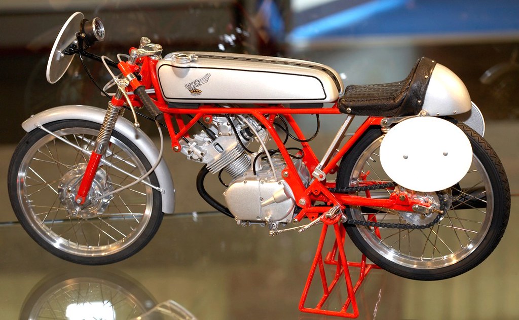 EBBRO (1/10) ホンダ CR110 CUB RACING RED ホンダ CR110 カブ