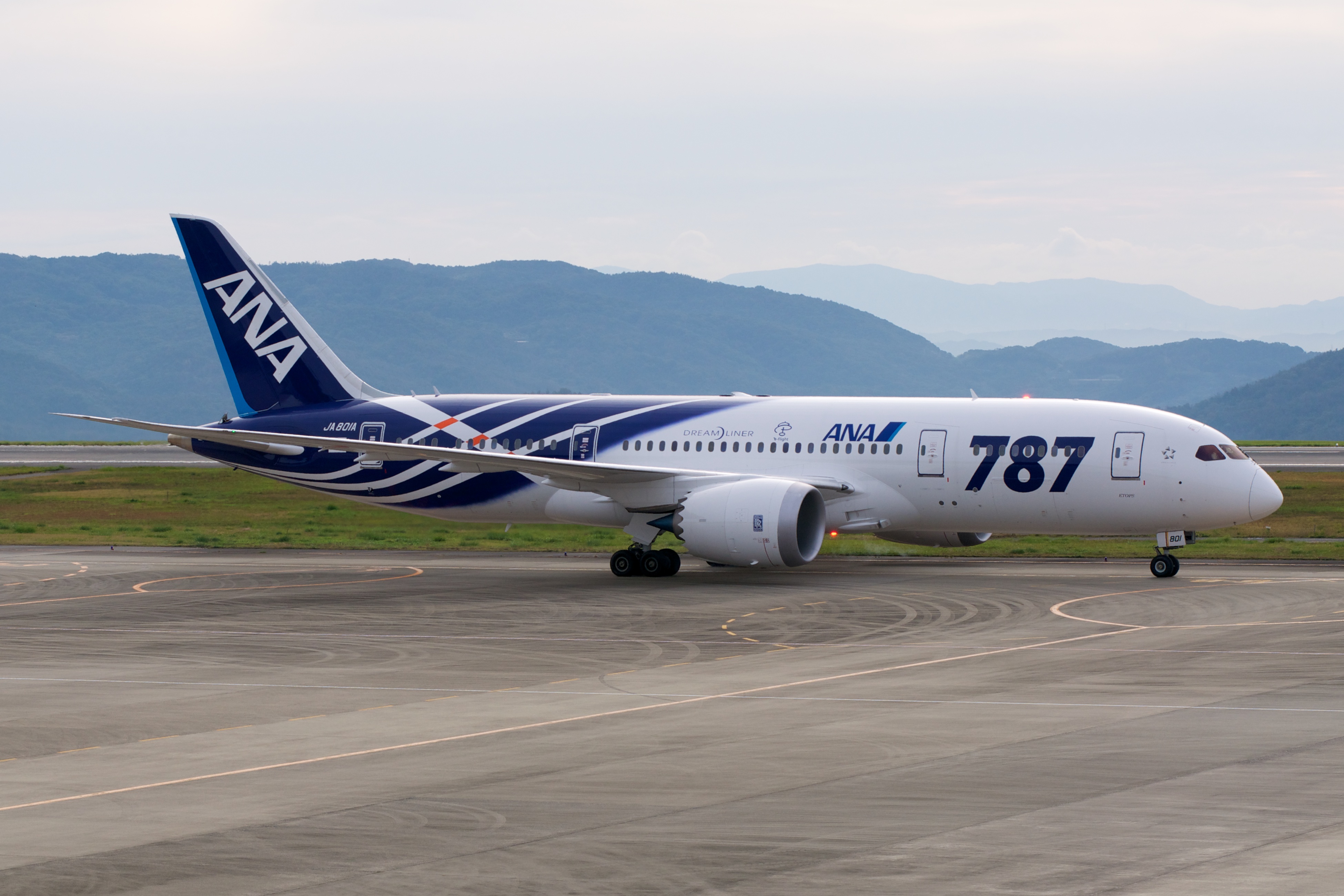 File:ANA Boeing 787-8 JA801A (6334140402).jpg - Wikimedia Commons