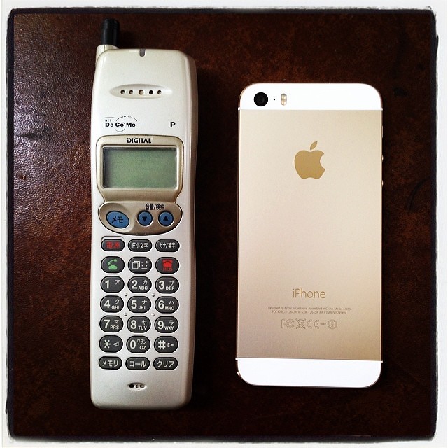ゴールド対決(^^;; #Docomo P101 シャンパンゴールド #iphone5S Gold