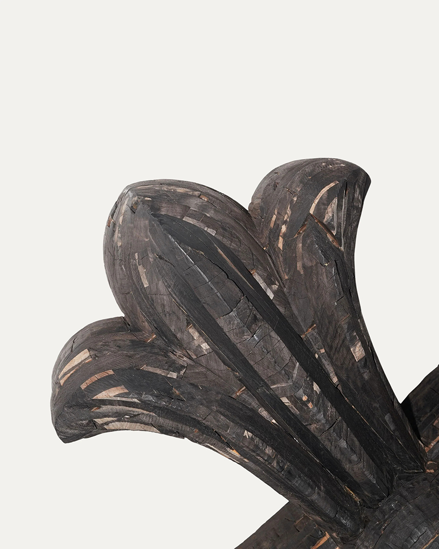 高さ180cm以上の CHROME HEARTS エボニー製クロスが販売中 – 時代を