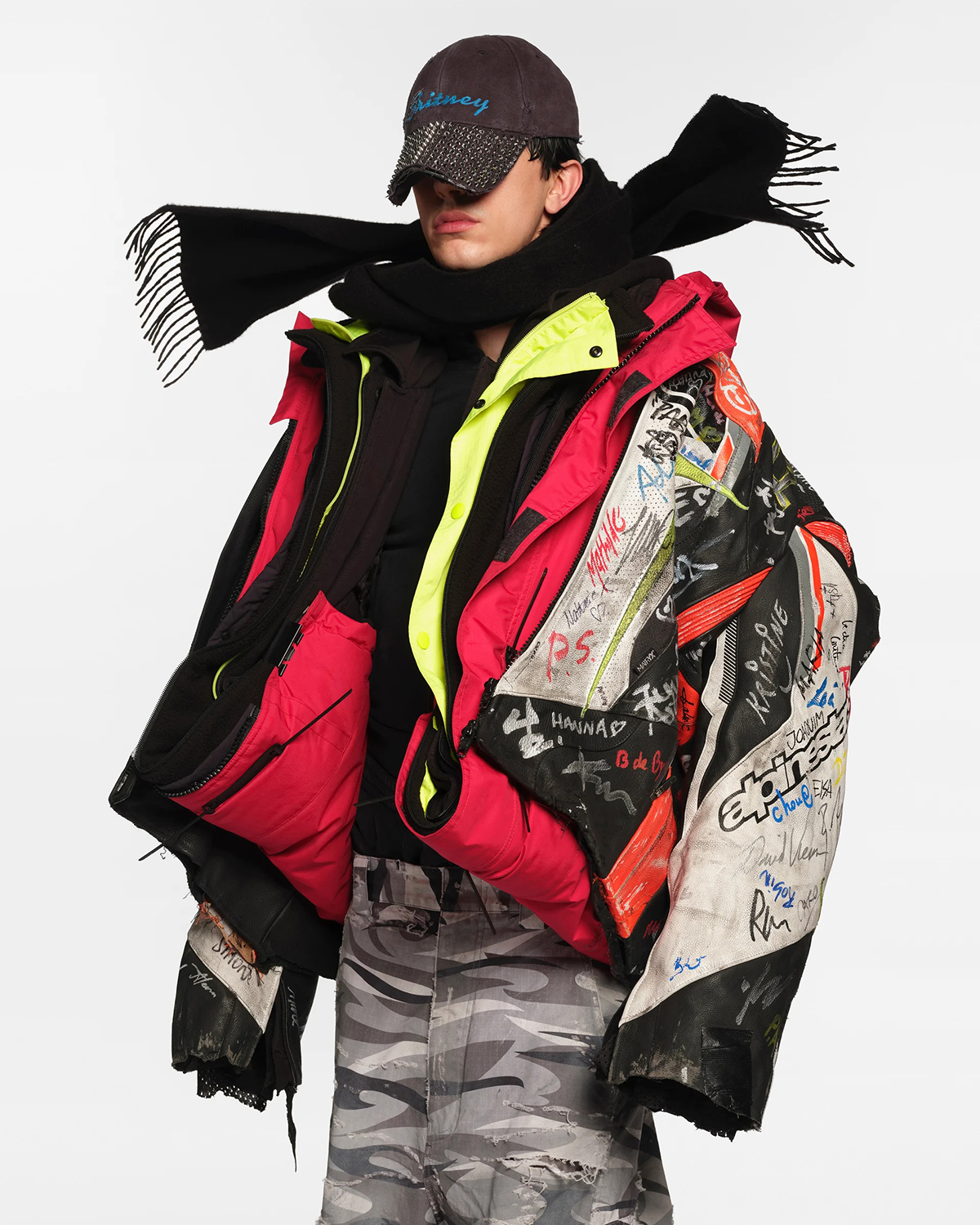 BALENCIAGA が「ラグジュアリーとファッションの境界線を探る」デムナ