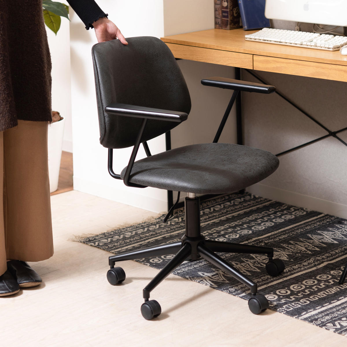 デスクチェア 座面高44～53cm 昇降式 肘付 （ キャスター レザー調