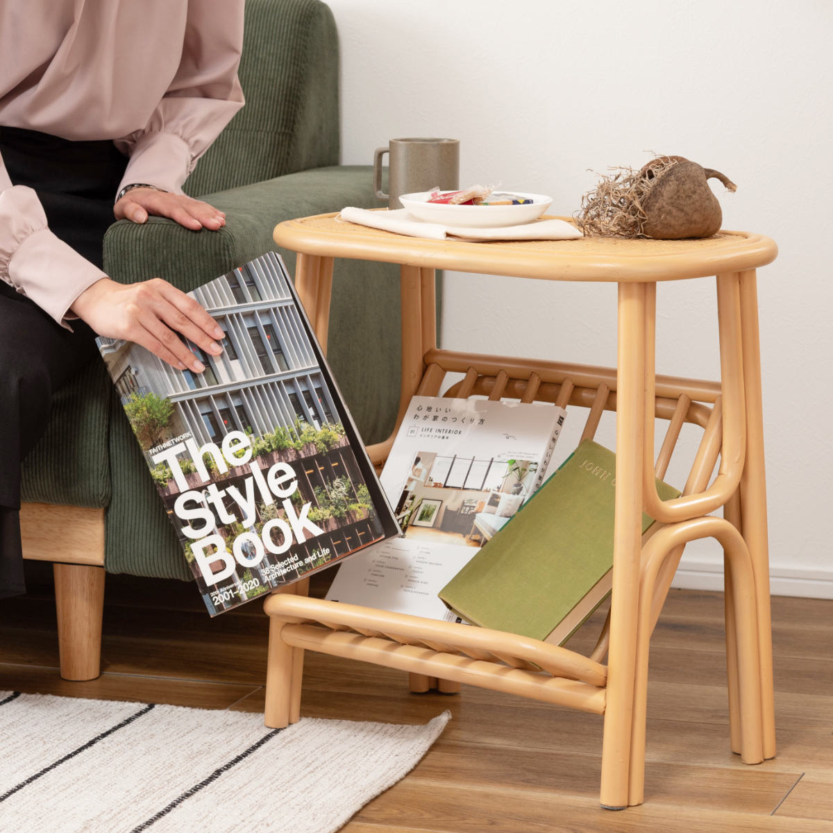 籐 サイドテーブル 幅50cm マガジンラック付 天然木 （ ナイトテーブル