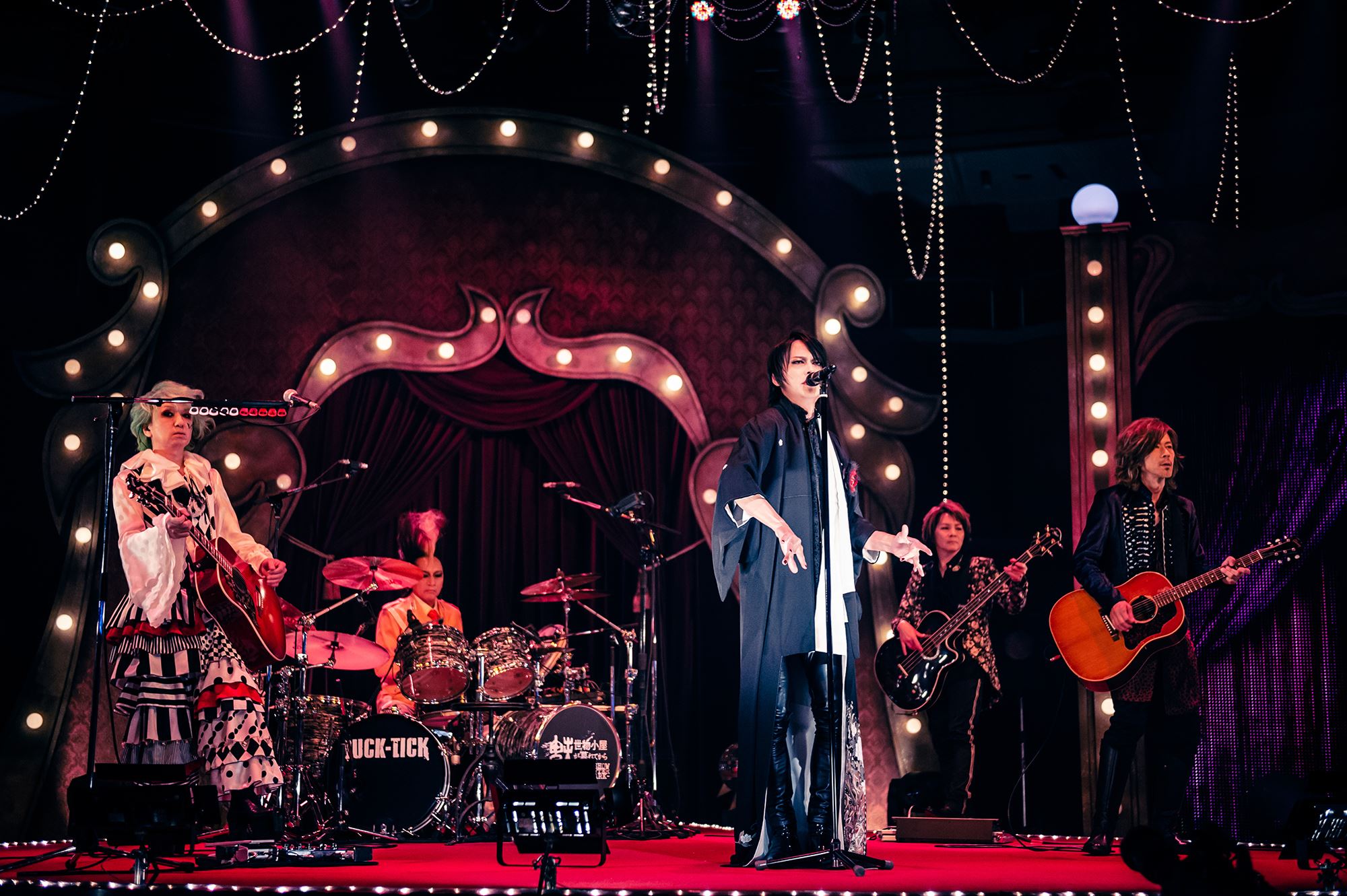 BUCK-TICKが誘った倒錯の夢幻世界、配信ライヴ『魅世物小屋が暮れて