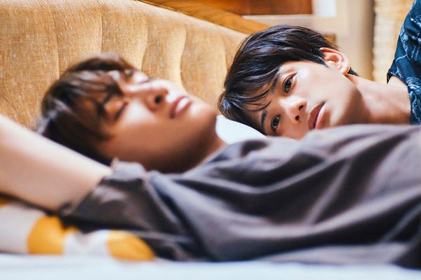 森崎ウィン×向井康二『（LOVE SONG）』ふたりの切ない表情を収めた場面