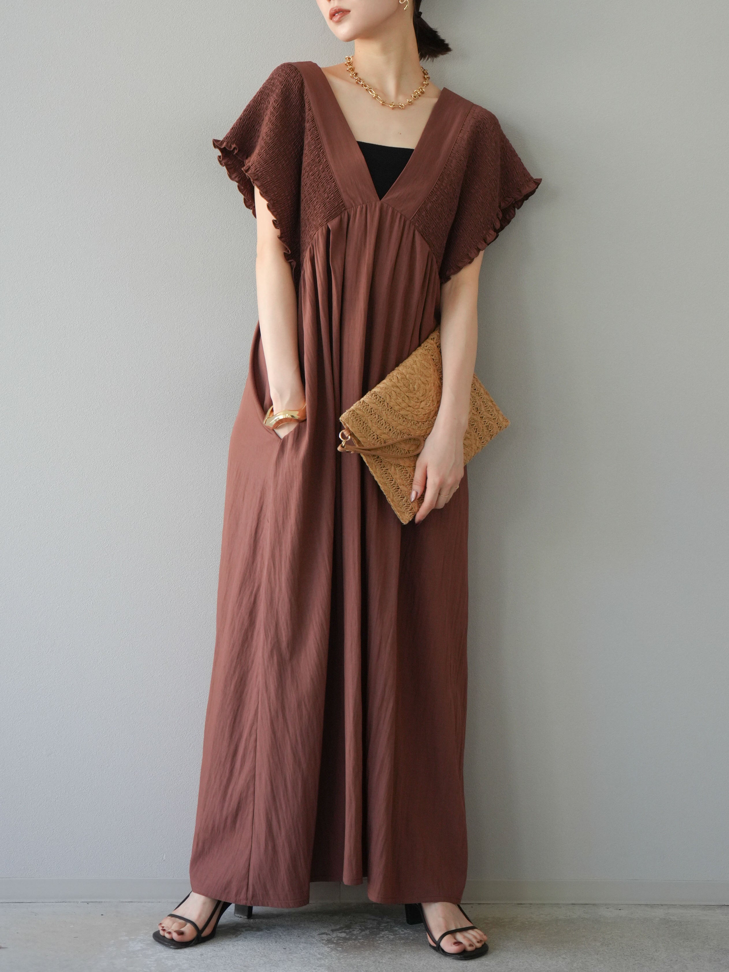 予約]シャーリングVネックワンピース/ブラウン – Lumier