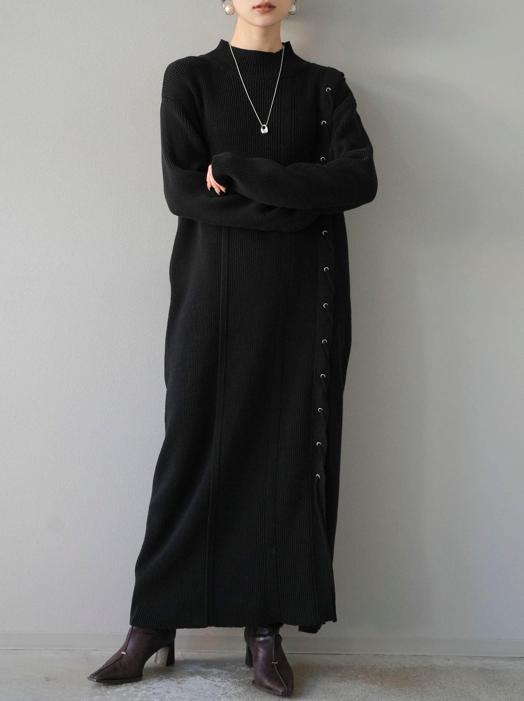 予約]アシンメトリーレースアップハイネックニットワンピース/ブラック