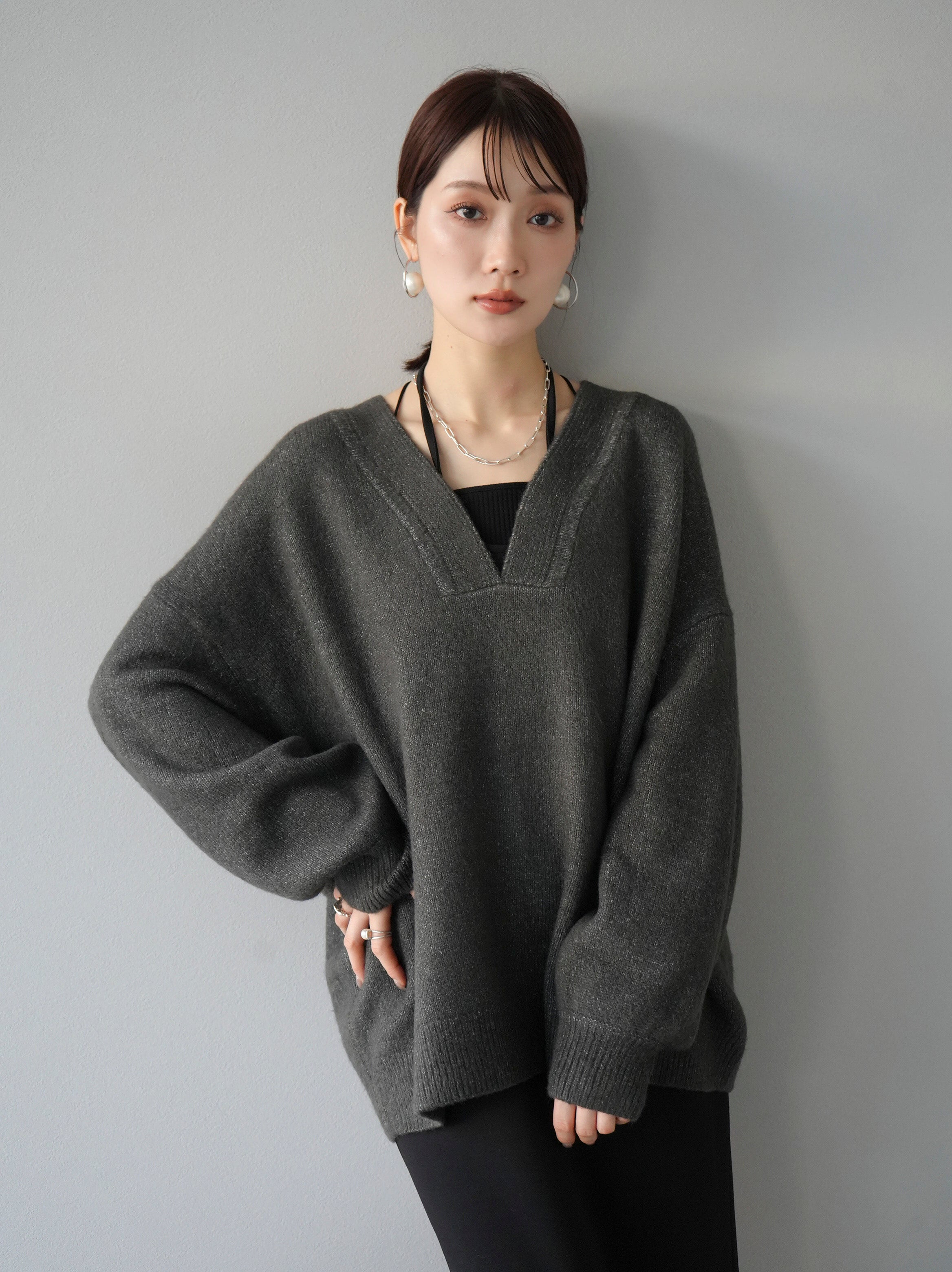 予約]カーブVネックニットプルオーバー/ダークグレー – Lumier
