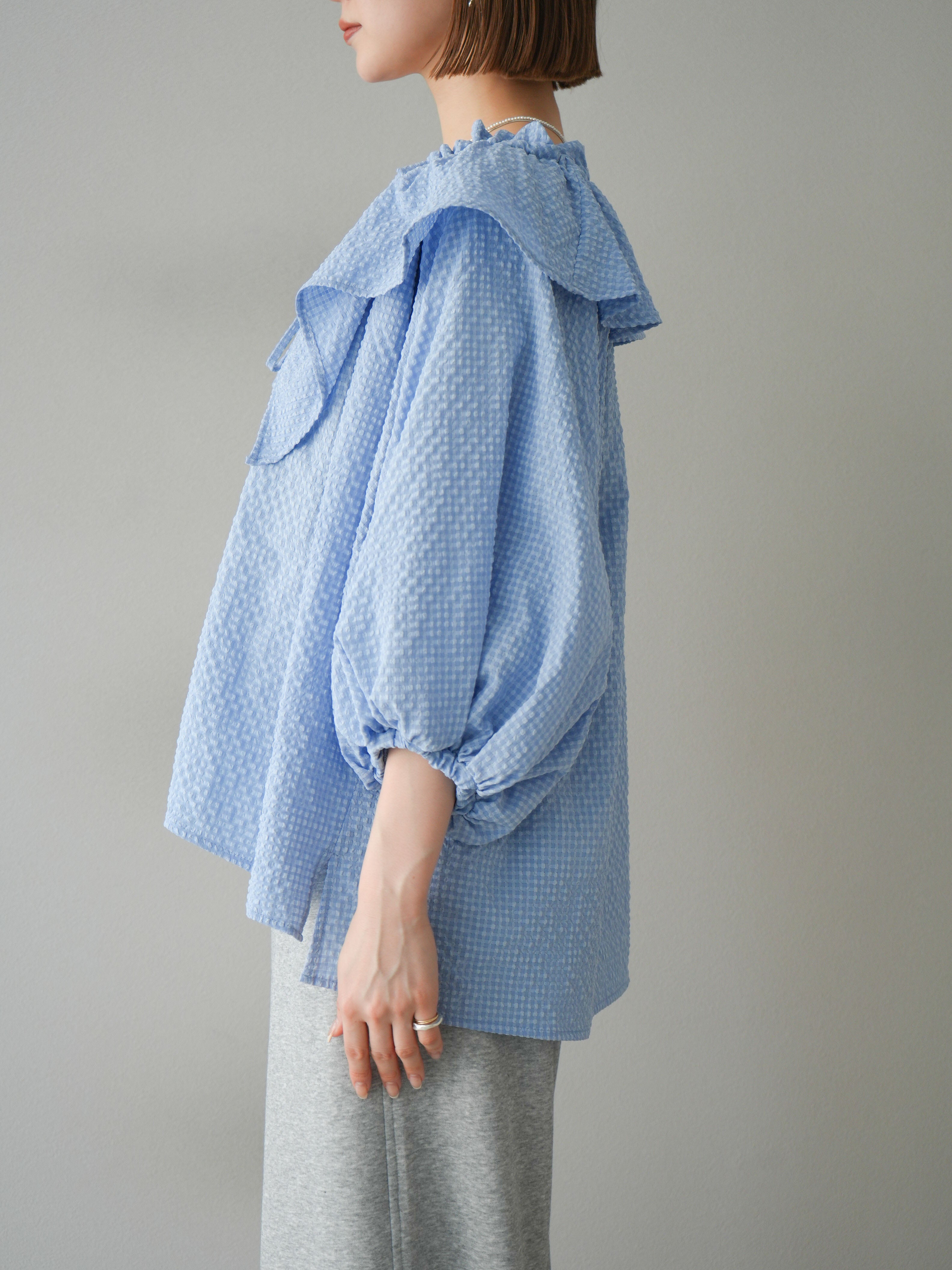 予約]ラッフルカラーブラウス/サックス – Lumier