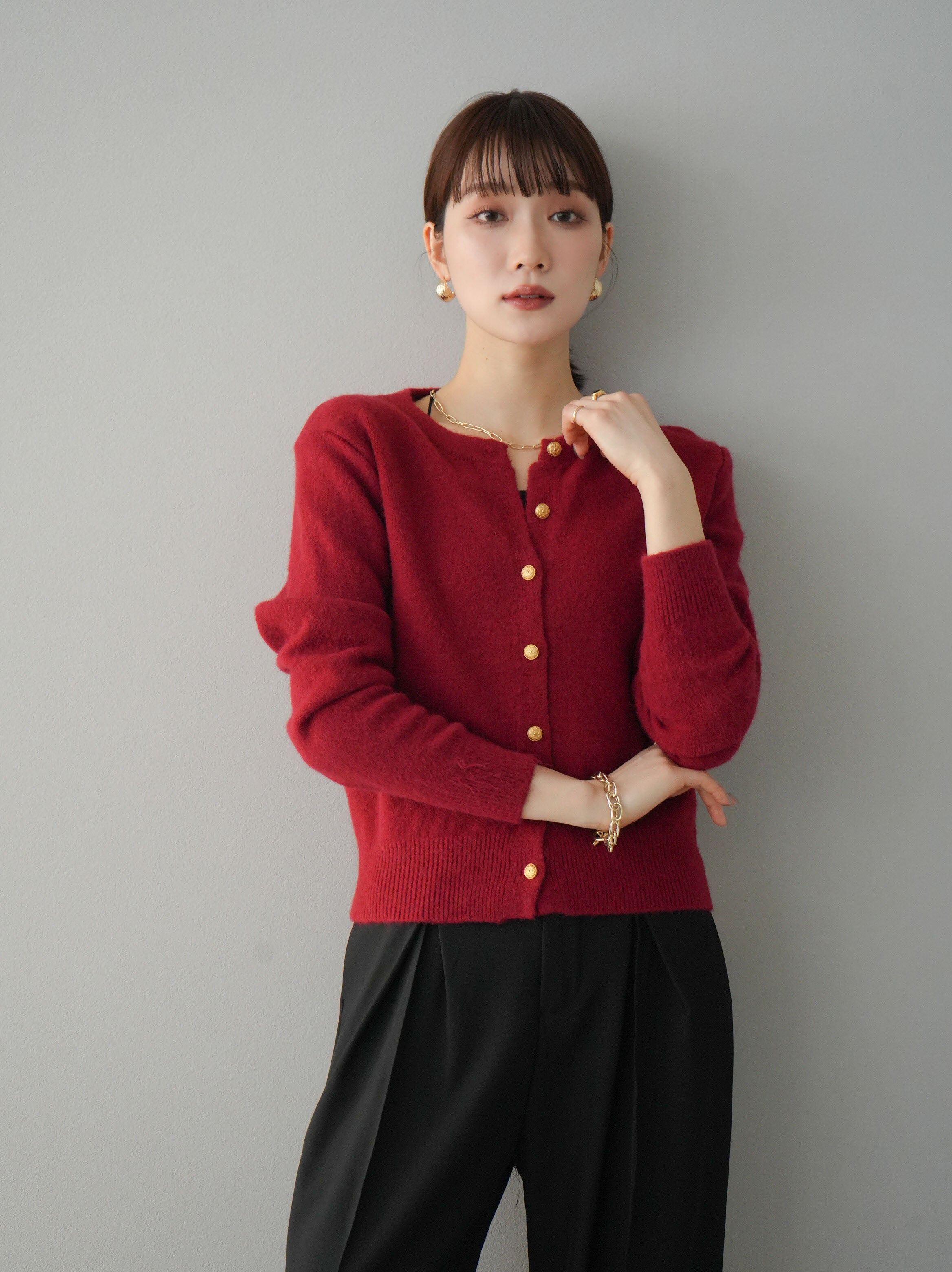 予約]ゴールドボタンコンパクトニットカーディガン/レッド – Lumier