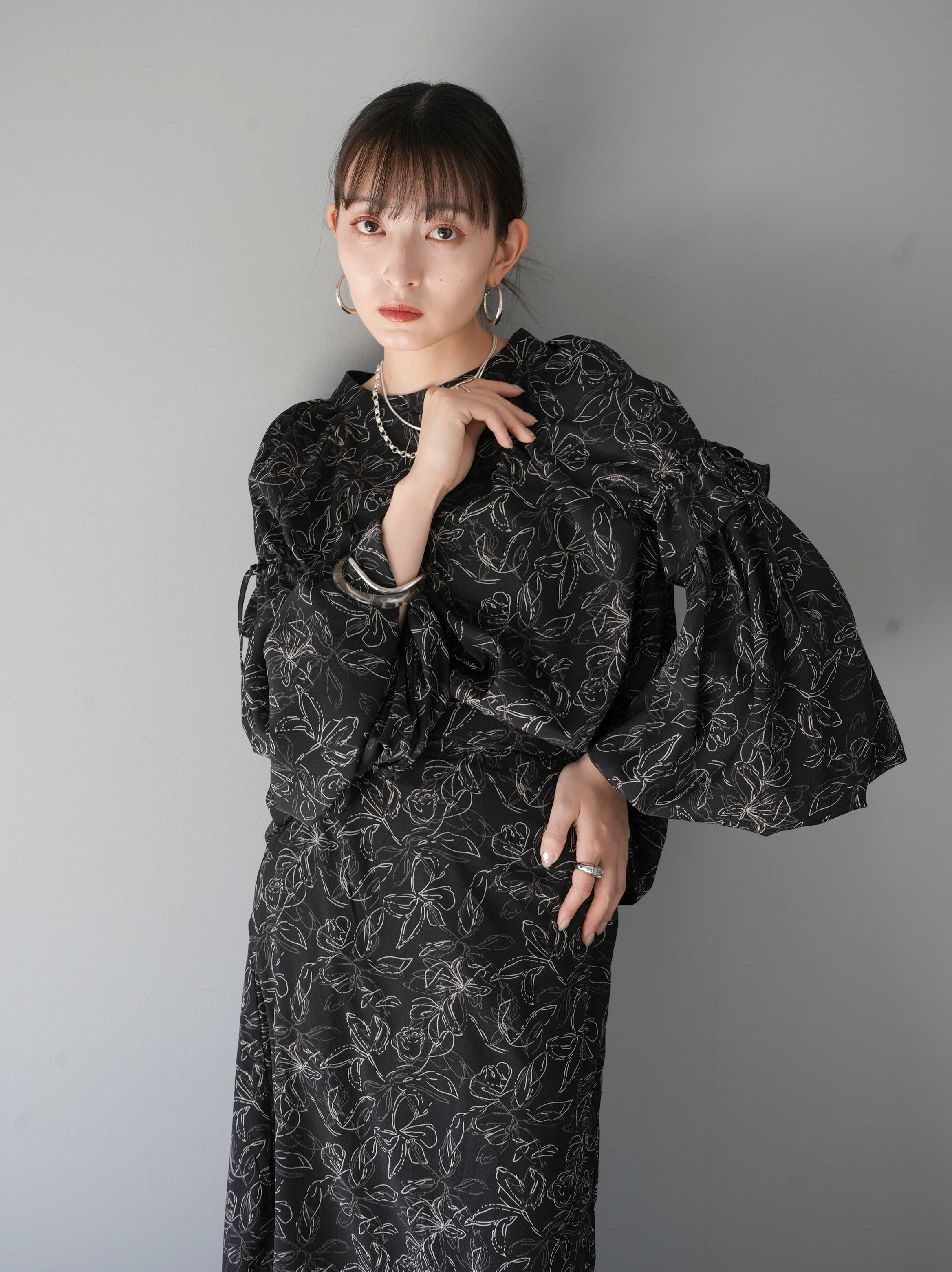 予約]ペンタッチフラワープリントブラウス/ブラック – Lumier