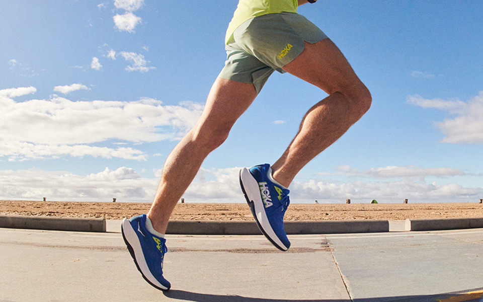 7/15発売】《HOKA》雲のように軽いクッション。長距離で軽快な走りを