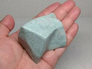 Amazon.co.jp: 青緑 217g 翡翠 原石 ヒスイ 鉱物 鑑賞石 糸魚川 水石