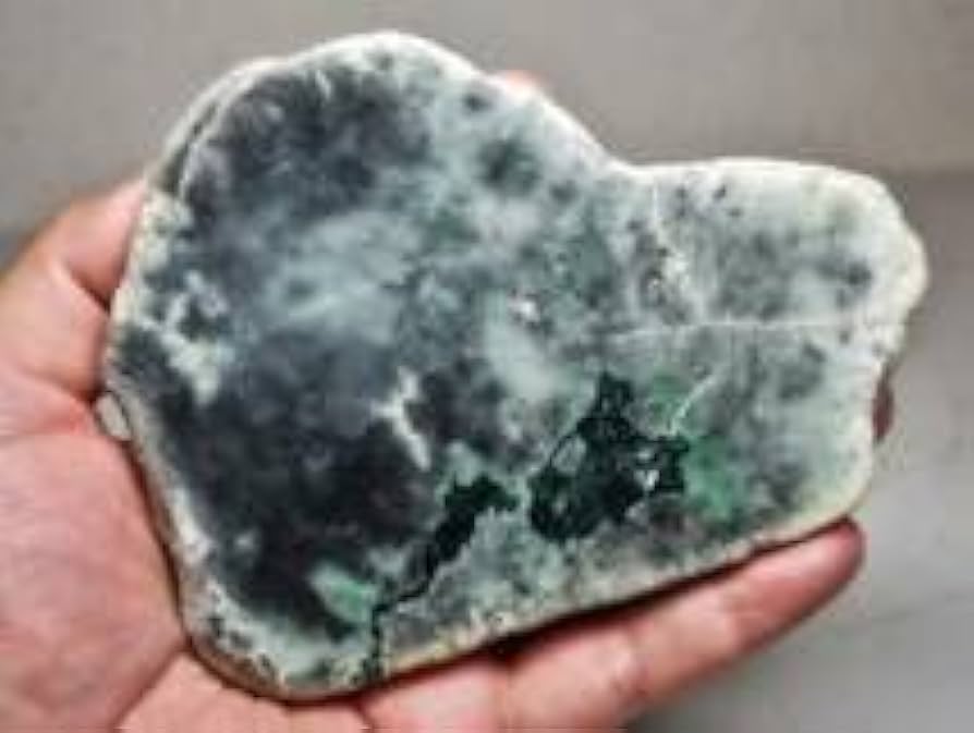 天然翡翠原石（高品質緑色）黒檀木台座付き