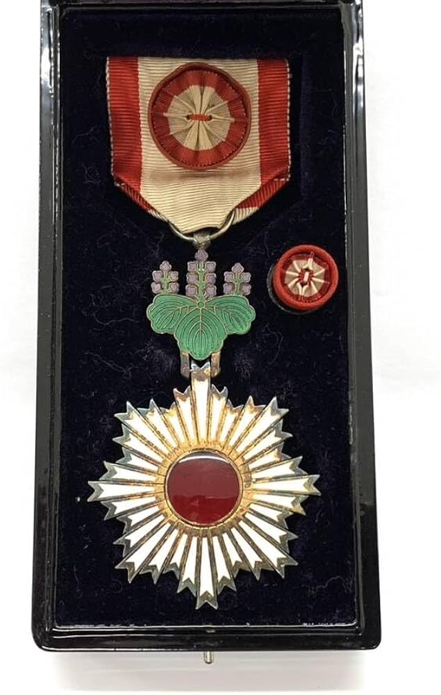 勲章・記章【勲四等 旭日小綬章】元箱・略綬付 勲四等旭日小綬章 Yahoo