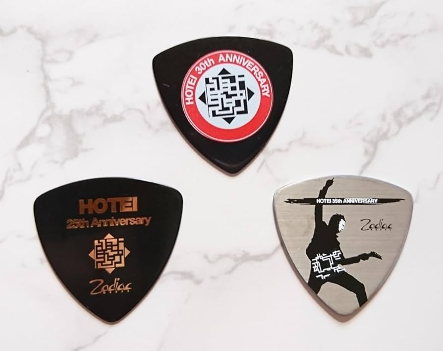 Amazon.co.jp: 布袋寅泰 ギターピック 25th 30th 35th anniversary 3枚