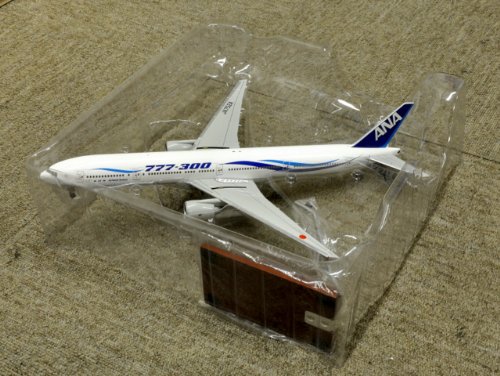 全日空商事1/200 ANA B777-300 国内線用機体 ガンダム特別塗装機