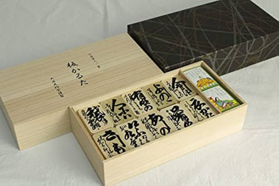 Amazon.co.jp: 小倉百人一首 板かるた 豪華愛蔵版 かるた 木札 木製 桐