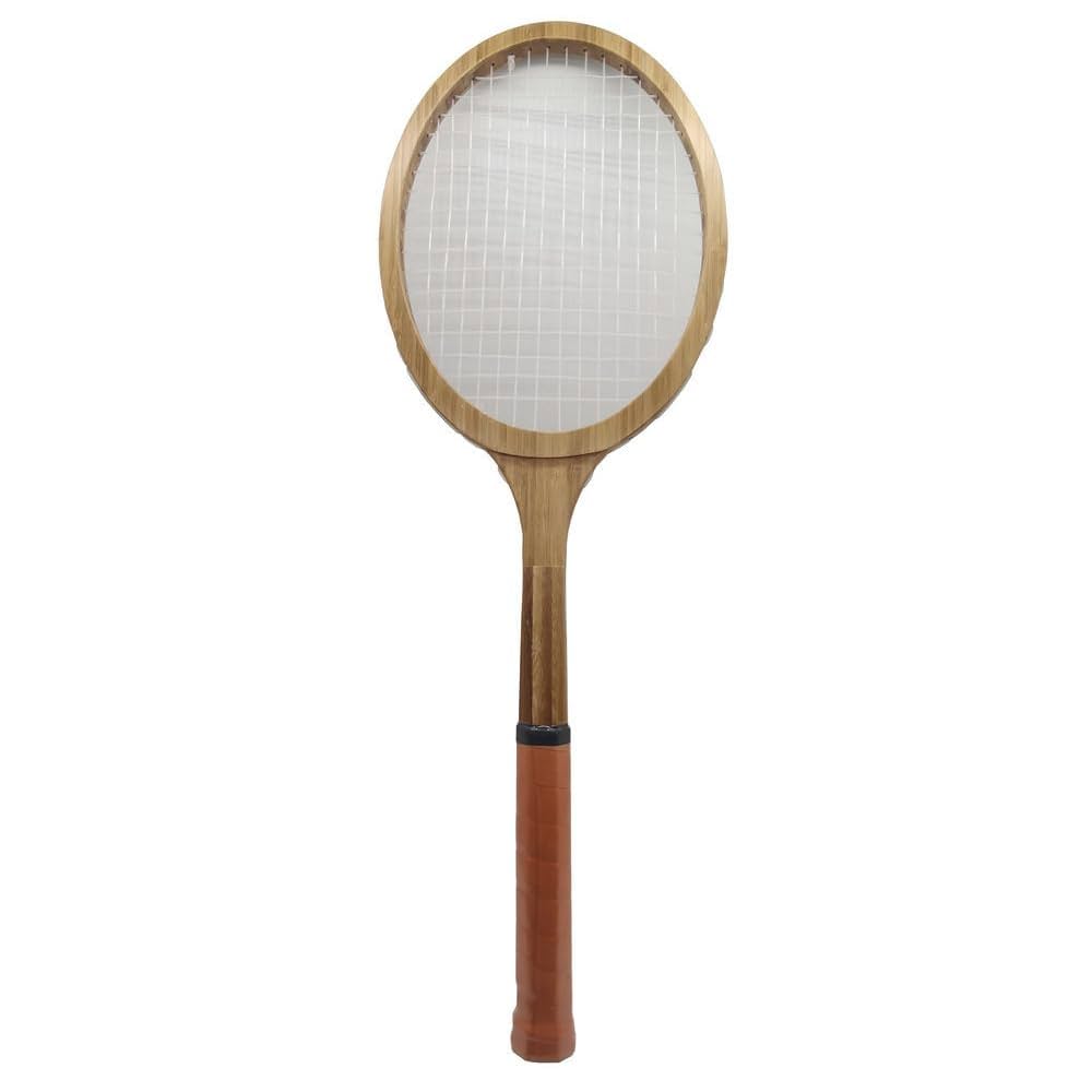 アンティークなテニスラケットの歴史と変遷について解説している彫刻が