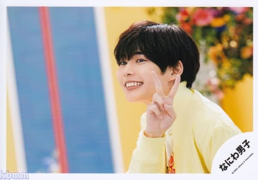 Amazon.co.jp: なにわ男子 公式 生 写真（長尾謙杜）J01117 : おもちゃ