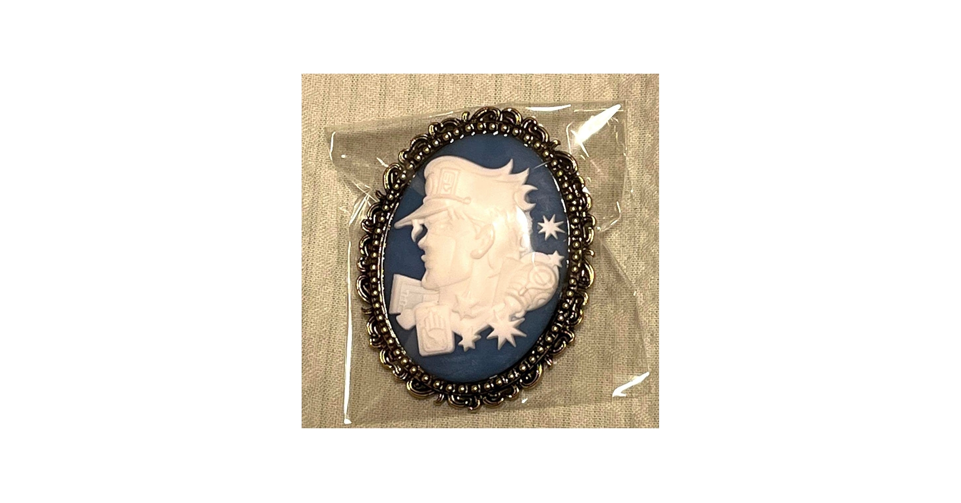 Amazon.co.jp: 空条承太郎 ブローチ カメオ ジョジョ展 ジョジョ