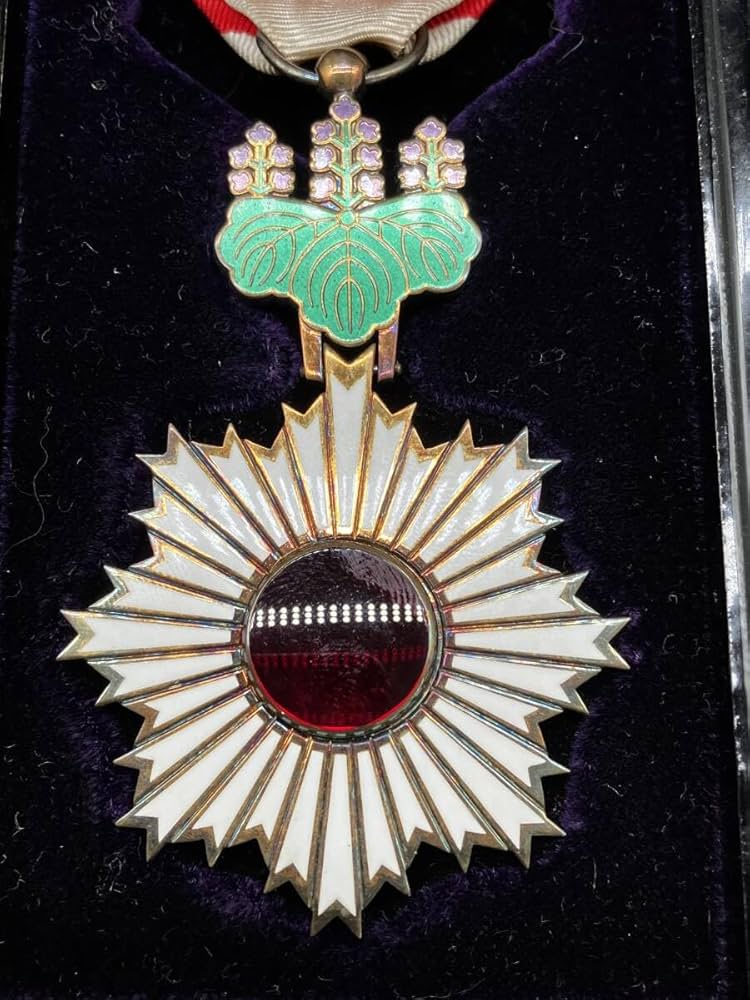 送料無料】 日本国 勲章 記章 徽章 勲四等旭日小綬章 戦後版 本体のみ