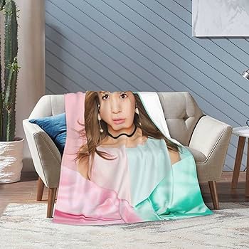 Amazon｜西野カナ ブランケット 毛布 ひざ掛け 掛け布団 シングル