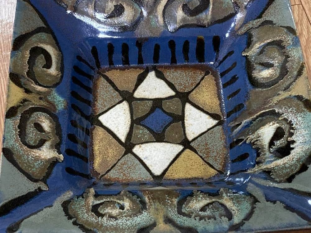 Amazon.co.jp: 白石篤 多彩幾何文糠白釉飾皿 益子焼 陶器 飾皿 置物