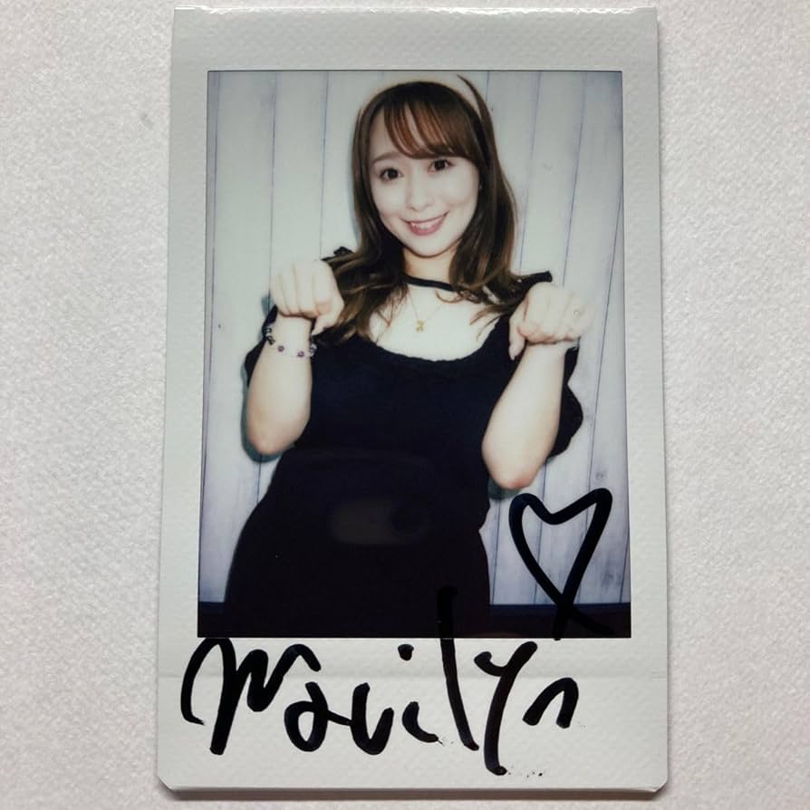 Amazon.co.jp: 白石茉莉奈 直筆サイン入り チェキ : おもちゃ