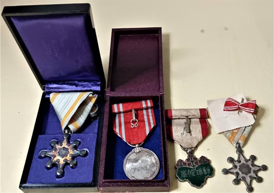 Amazon.co.jp: 願望成就 勲章 日本軍 戦争 叙勲 4点セット : スポーツ