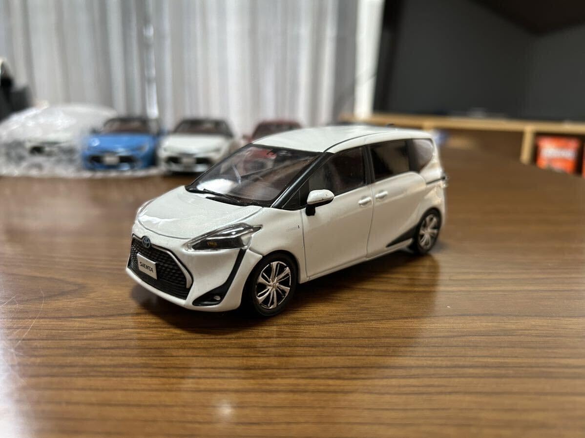 Amazon.co.jp: ミニカー 1/30 トヨタ 2代目シエンタ 後期 ホワイト