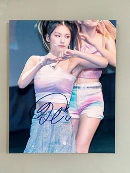 Amazon.co.jp: イェジ直筆サイン入り超大型写真…YEJI…イッチ ITZY