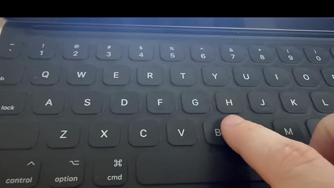 Amazon.com: Apple Smart Keyboard for iPad (7th Generation, 8th
