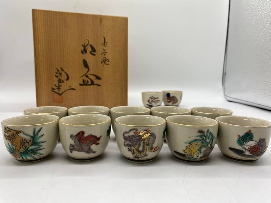 Amazon.co.jp: 九谷焼 陶山 組盃 盃 お猪口 干支 12客セット 色絵 木箱