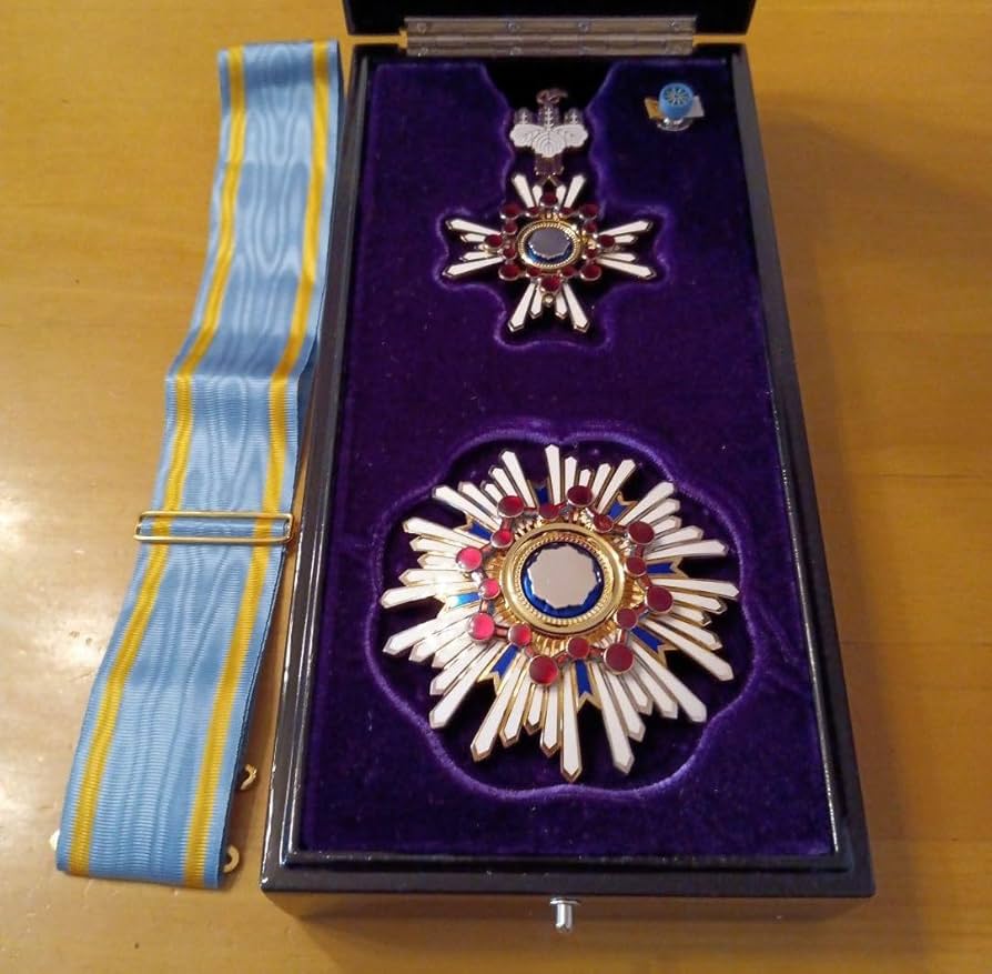 Amazon.co.jp: 瑞宝重章 制度改正後新型 勲二等瑞宝章 本物保証 勲章