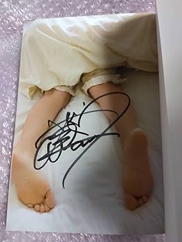 Amazon.co.jp: 篠崎愛 Love Scenes サイン入り 初版 写真集 : おもちゃ