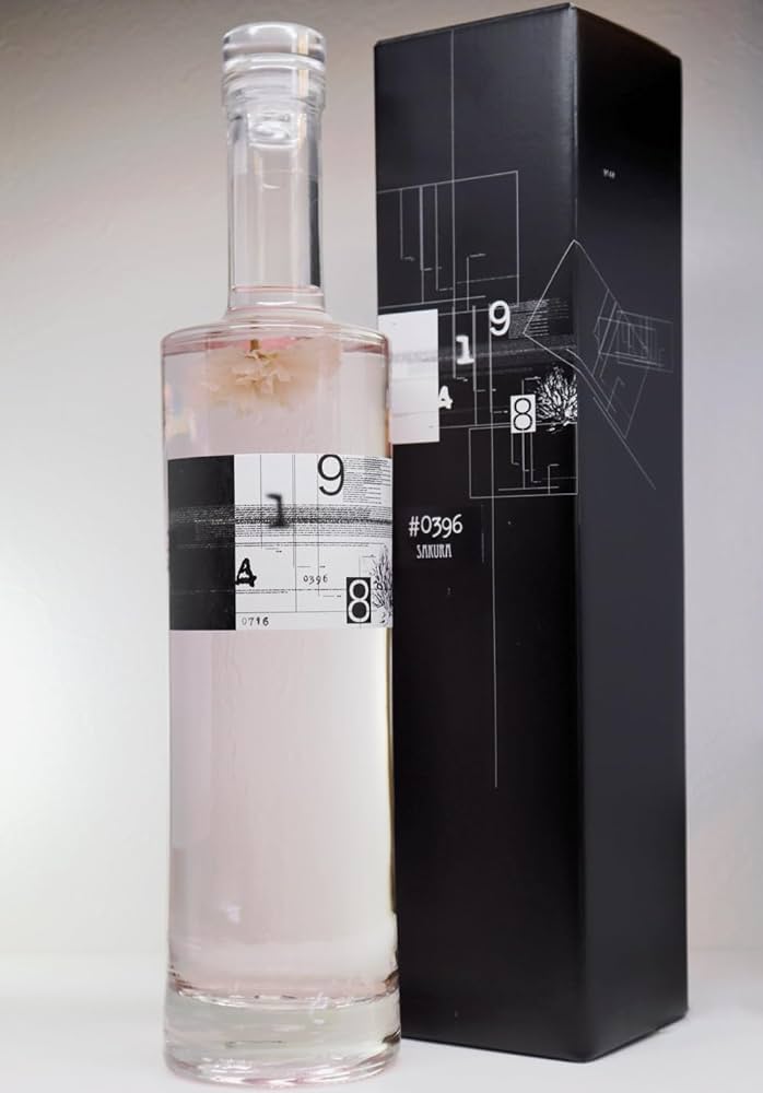 Amazon.co.jp: サクラ 紅櫻蒸溜所 9148 SAKURA 700ml 40% 化粧箱つき