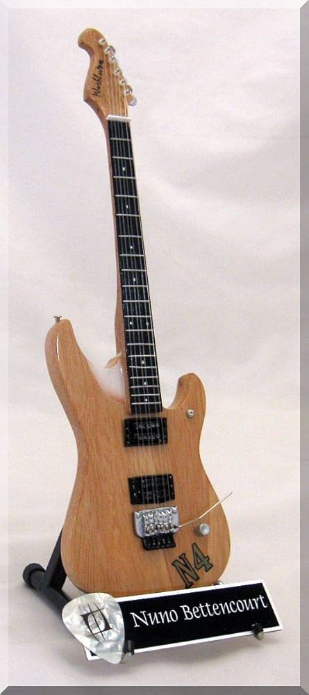 Amazon | NUNO BETTENCOURT ギターピック付きミニチュアギターN4