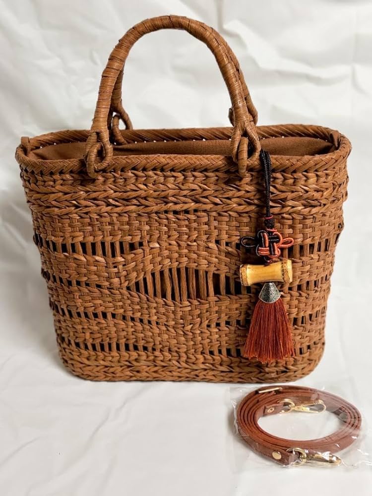 Amazon.co.jp: 山葡萄かごバッグ 透かし波編み 手作り① : ファッション