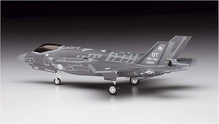 Amazon.com: Hasegawa 1:72 Scale F-35A Lightning II Model Kit