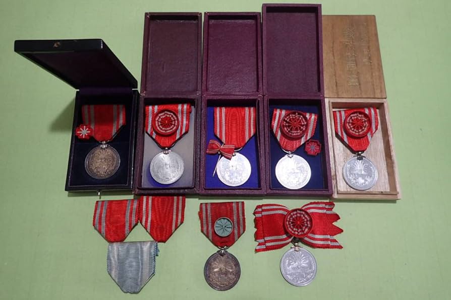 Amazon.co.jp: 勲章明治21年 日本赤十字社 特別社員章終身社員章ケース