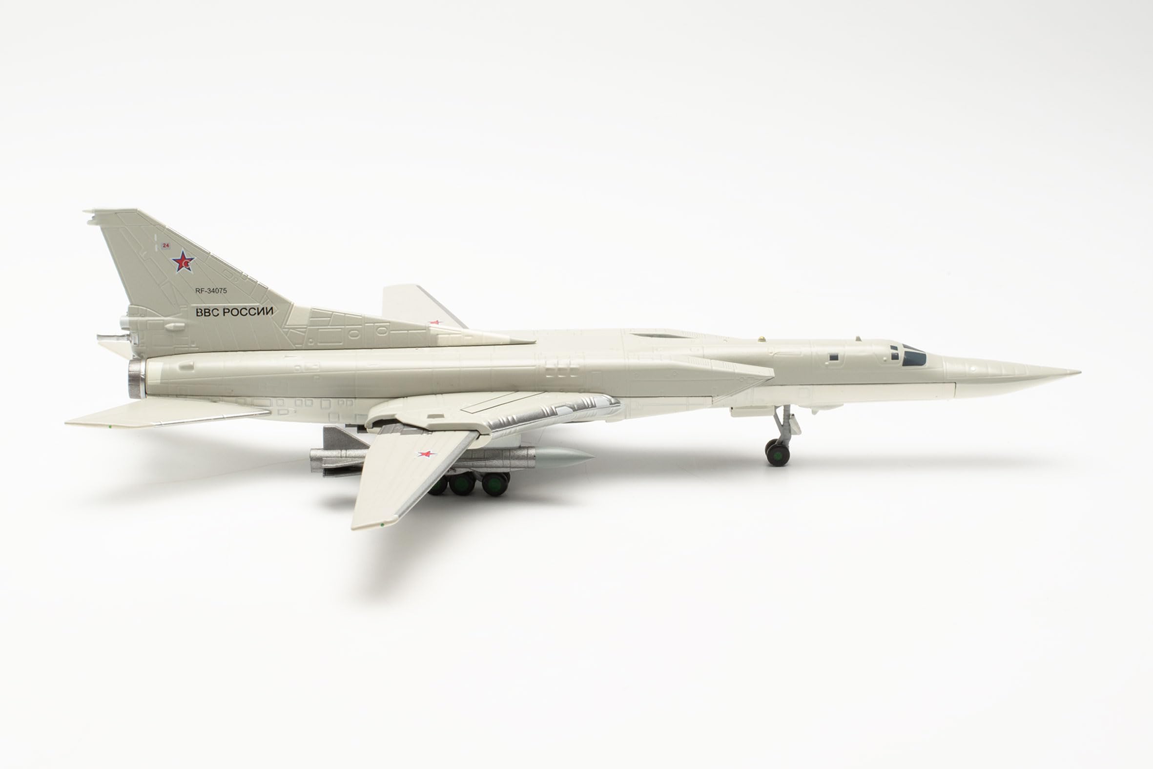 Amazon.co.jp: Herpa 572156 飛行機 ロシア軍 ツポレフ TU-22M3 バック