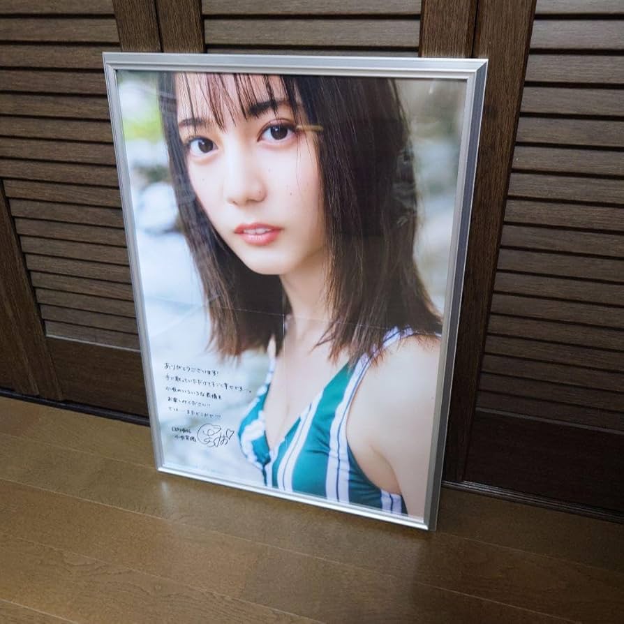 Amazon.co.jp: 日向坂46 小坂菜緒 写真集 君は誰？ showroom 限定 B3